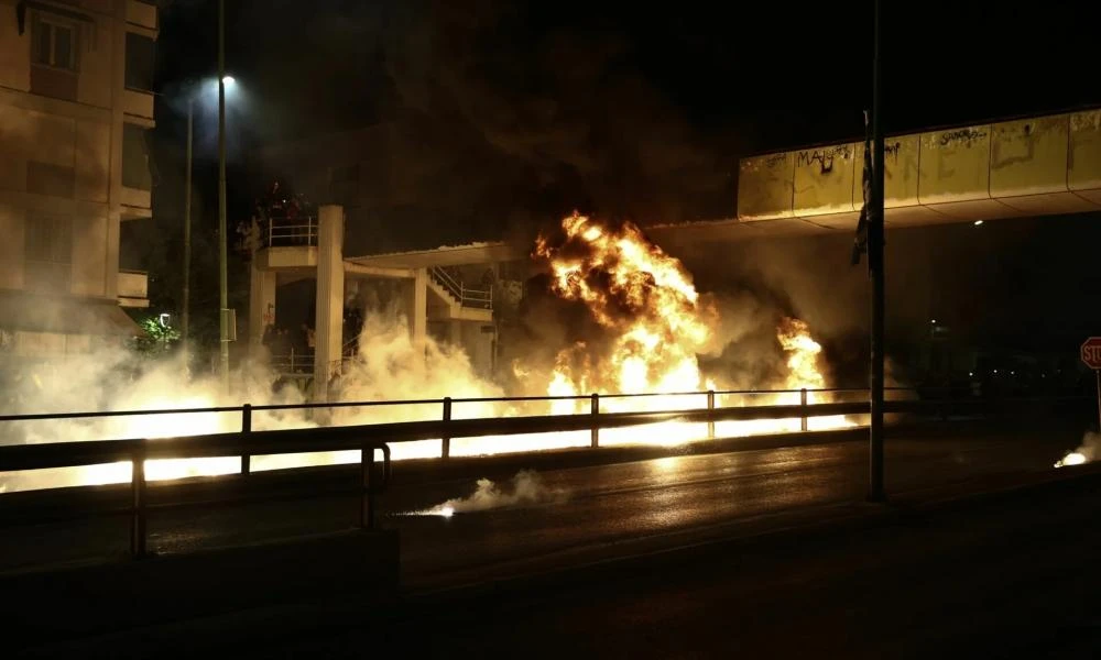 Νέος Κόσμος: Συνελήφθη 27χρονος για ρίψη μολότοφ μετά την Ανάσταση